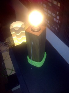 Nussbaumholz Lampe mit Leuchtmittel