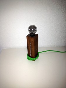 DIY Standlampe aus Nussbaumholz