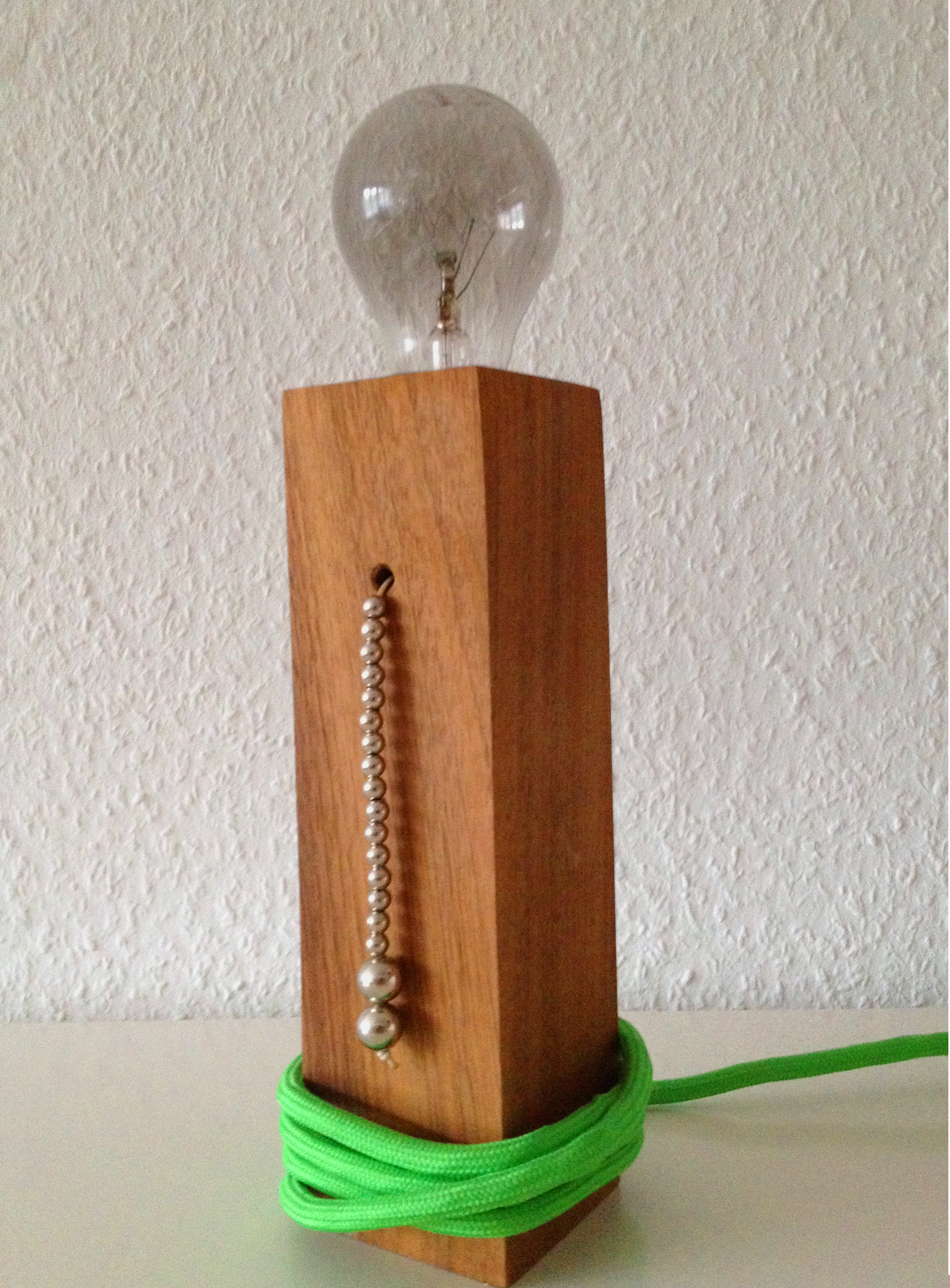 DIY Standlampe aus Nussbaumholz